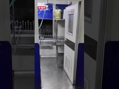 کار روزانه در کارخانه رنگ آمیزی بطری های شیشه ای